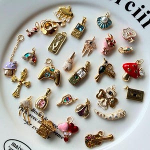 Charm Soup Blind Box - Geheimnis 10/20/30/40/50 gemischte Anhänger, Niedliche ästhetische Halsketten-Anhänger Bundle, 14K / 18K DP, DIY Schmuckherstellung Kit