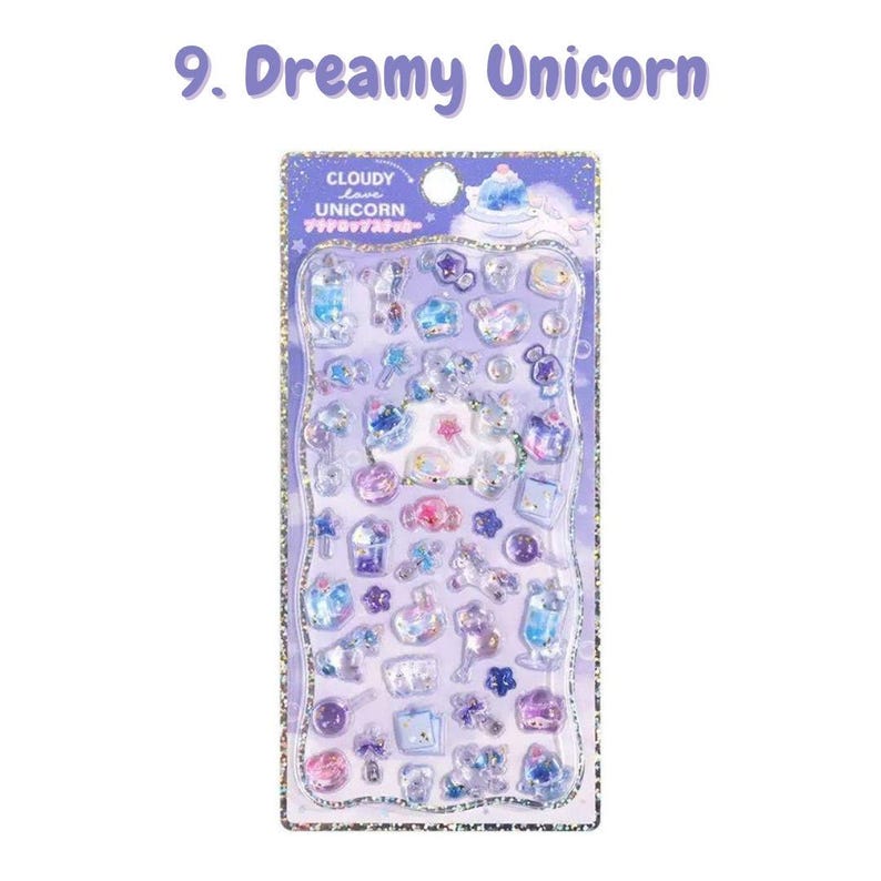 Może przedstawiać: Arkusz wypukłych naklejek z napisem 9. Dreamy Unicorn, przedstawiający r&oacute;żne małe, p&oacute;łprzezroczyste i brokatowe ikony, w tym jednorożce, gwiazdki, chmury i słodycze w odcieniach fioletu, błękitu i r&oacute;żu na holograficznej karcie podkładowej.