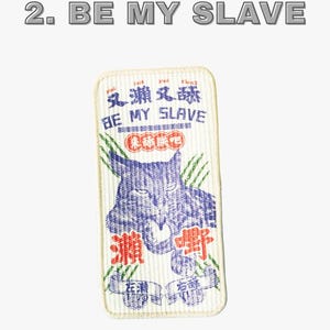 Może przedstawiać: Prostokątna naszywka z napisem "2. BE MY SLAVE" u g&oacute;ry. Naszywka przedstawia niebieską ilustrację kota i chińskie znaki. Fraza "BE MY SLAVE" jest r&oacute;wnież napisana na naszywce.