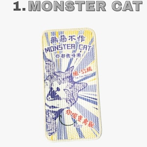 Może przedstawiać: Prostokątna, tkana naszywka z napisem "1. MONSTER CAT" u g&oacute;ry. Naszywka przedstawia ilustrację kota w kolorze niebieskim i białym, z chińskimi znakami i słowami "MONSTER CAT" i "BEAST". Tło jest ż&oacute;łte i niebieskie.