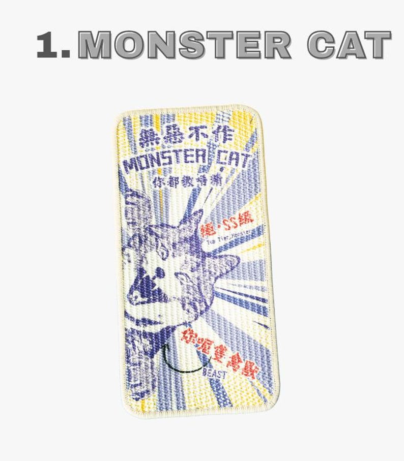 Może przedstawiać: Prostokątna, tkana naszywka z napisem "1. MONSTER CAT" u g&oacute;ry. Naszywka przedstawia ilustrację kota w kolorze niebieskim i białym, z chińskimi znakami i słowami "MONSTER CAT" i "BEAST". Tło jest ż&oacute;łte i niebieskie.