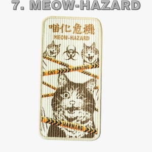 Może przedstawiać: Prostokątna naszywka z napisem "MEOW-HAZARD" u g&oacute;ry. Naszywka przedstawia zniszczoną ilustrację kota ze słowami "WARNING" i "BAD CAT" na taśmie ostrzegawczej. Naszywka ma r&oacute;wnież słowa "MEOW-HAZARD" i chińskie znaki.