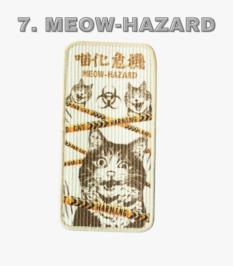 Może przedstawiać: Prostokątna naszywka z napisem "MEOW-HAZARD" u g&oacute;ry. Naszywka przedstawia zniszczoną ilustrację kota ze słowami "WARNING" i "BAD CAT" na taśmie ostrzegawczej. Naszywka ma r&oacute;wnież słowa "MEOW-HAZARD" i chińskie znaki.