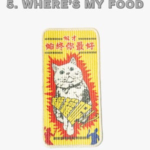 Może przedstawiać: Prostokątna naszywka z ilustracją kota z kresk&oacute;wki. Naszywka ma ż&oacute;łte tło z czerwonym wzorem wybuchu za kotem. Tekst "WHERE'S MY FOOD" znajduje się na g&oacute;rze.