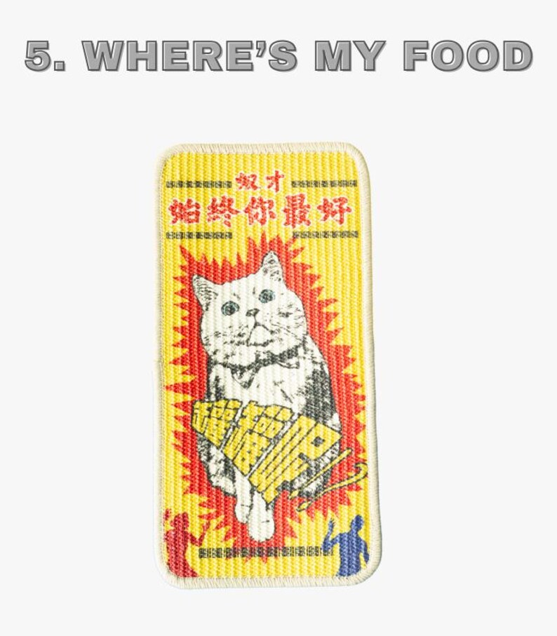 Może przedstawiać: Prostokątna naszywka z ilustracją kota z kresk&oacute;wki. Naszywka ma ż&oacute;łte tło z czerwonym wzorem wybuchu za kotem. Tekst "WHERE'S MY FOOD" znajduje się na g&oacute;rze.