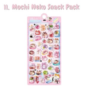 Może przedstawiać: Prostokątny arkusz naklejek Mochi Neko Snack Pack zawierający liczne małe, błyszczące, tr&oacute;jwymiarowe wzory kot&oacute;w, artykuł&oacute;w spożywczych i r&oacute;żnych przekąsek w pastelowych kolorach. Naklejki są umieszczone na jasnor&oacute;żowej karcie podkładowej.