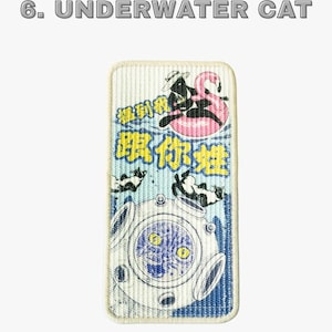 Może przedstawiać: Prostokątna naszywka z napisem "6. UNDERWATER CAT" u g&oacute;ry. Naszywka przedstawia kresk&oacute;wkową ilustrację kota w hełmie do nurkowania, pływające koty i tekst w obcym języku.