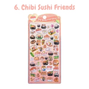 Może przedstawiać: Arkusz wypukłych naklejek zatytułowany 6. Chibi Sushi Friends, przedstawiający r&oacute;żne małe, kolorowe ilustracje rolek sushi, nigiri i jedzenia z motywami zwierzęcymi. Naklejki są umieszczone na prostokątnej r&oacute;żowej karcie z sercowatym szczytem.