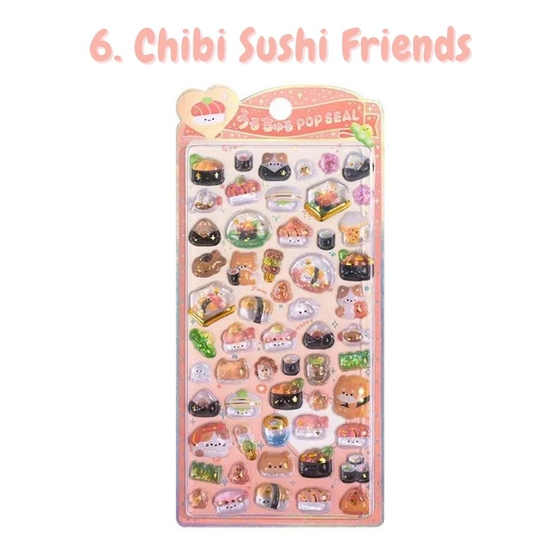 Może przedstawiać: Arkusz wypukłych naklejek zatytułowany 6. Chibi Sushi Friends, przedstawiający r&oacute;żne małe, kolorowe ilustracje rolek sushi, nigiri i jedzenia z motywami zwierzęcymi. Naklejki są umieszczone na prostokątnej r&oacute;żowej karcie z sercowatym szczytem.