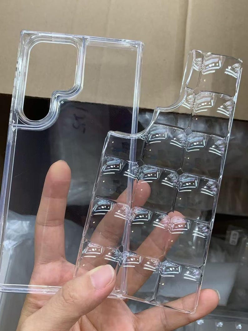 Puede incluir: Funda transparente para tel&eacute;fono con un dise&ntilde;o &uacute;nico. La funda est&aacute; hecha de pl&aacute;stico transparente y tiene forma rectangular con recortes para la c&aacute;mara y los botones del tel&eacute;fono. La funda est&aacute; dise&ntilde;ada para proteger el tel&eacute;fono de ara&ntilde;azos y da&ntilde;os.