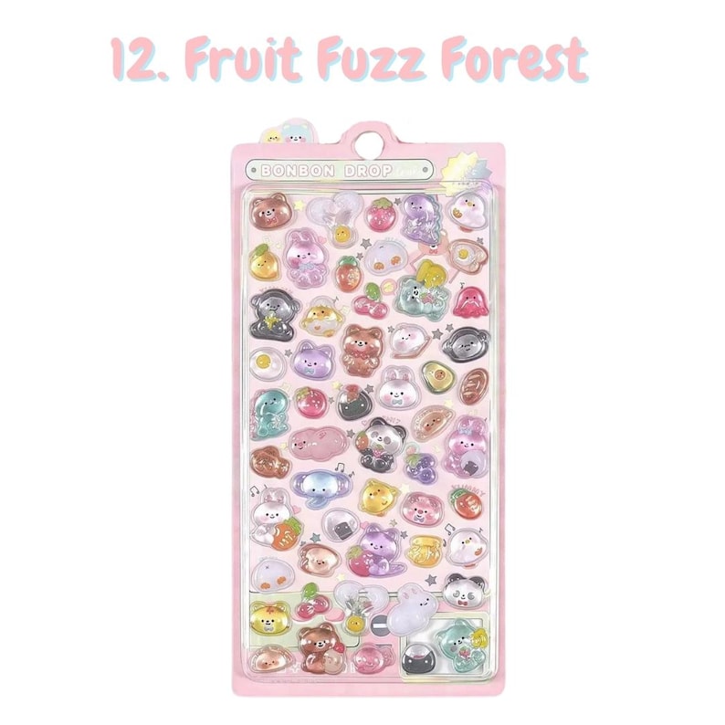 Może przedstawiać: Arkusz naklejek Bonbon Drop zatytułowany 12. Fruit Fuzz Forest, zawierający liczne małe, p&oacute;łprzezroczyste i błyszczące wypukłe naklejki przedstawiające r&oacute;żne zwierzęta, owoce i produkty spożywcze w pastelowych kolorach na r&oacute;żowej karcie.