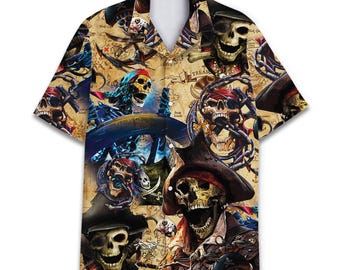 Peut inclure: Une chemise à manches courtes boutonnée avec un fond beige et un imprimé de carte au trésor vintage. La chemise est ornée d'illustrations détaillées de crânes portant des chapeaux de pirate, des cache-œils et des bandanas, avec des chaînes.