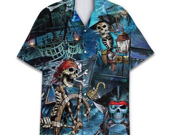 Peut inclure: Une chemise à manches courtes boutonnée avec un imprimé intégral vibrant représentant des squelettes de pirates sur un navire en mer. Le motif inclut des squelettes portant des chapeaux de pirate, tenant une barre et une lanterne sur fond bleu.
