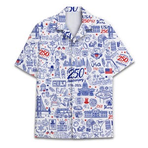 Può includere: Camicia bianca con bottoni con un design blu illustrato che celebra il 250° anniversario degli Stati Uniti. Il design include monumenti, bandiere e il testo "America 250 Anniversary 1776-2026".