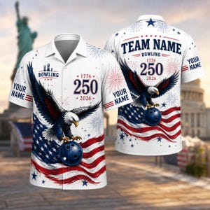 Puede incluir: Camisa de bolos blanca con un águila calva sosteniendo una bola de bolos azul. El diseño patriótico incluye la bandera estadounidense, fuegos artificiales y el texto "TEAM NAME BOWLING 1776 250 2026" y "YOUR NAME".