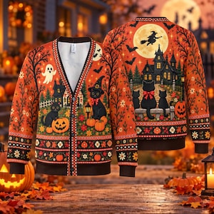 Könnte beinhalten: Eine langärmelige Strickjacke mit V-Ausschnitt und einem orange-schwarzen Halloween-Muster. Das Design zeigt schwarze Katzen mit Hexenhüten, Kürbisse, ein Gespenst, ein Spukhaus, Fledermäuse und einen Vollmond. Die Jacke hat eine Knopfleiste.