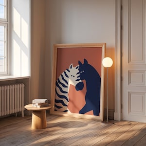 Puede incluir: Una impresión artística enmarcada con dos figuras estilizadas de caballos, una con un patrón de cebra y la otra azul marino, sobre un fondo coral. La obra de arte está en un marco de madera clara, apoyada contra una pared. Una pequeña mesa auxiliar de madera y una lámpara de pie con una luz esférica también están en la habitación.