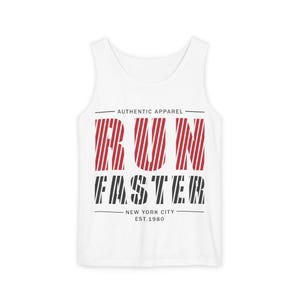 Tipografia dinâmica: texto vermelho RUN em negrito, design de letras listradas, contraste de fundo preto, arte gráfica minimalista, motivação para fitness
