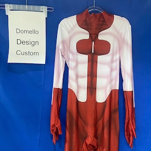 Puede incluir: Un body de spandex rojo y blanco con un patr&oacute;n de panal. El body tiene cuello alto y mangas largas. El texto "Domello Design Custom" est&aacute; en un cartel blanco.