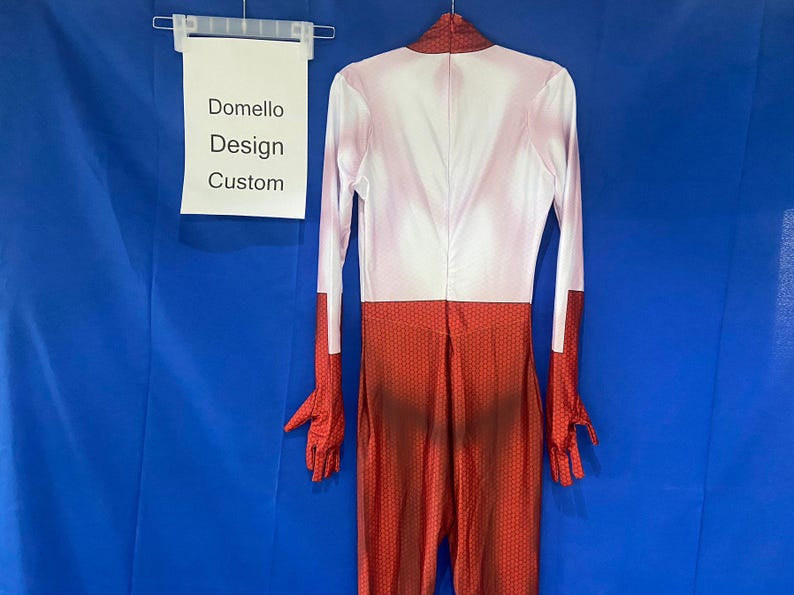 Puede incluir: Un body blanco y rojo hecho a medida con la parte superior blanca y la inferior roja. El body tiene mangas largas y un cuello alto. El texto "Domello Design Custom" es visible en un cartel blanco en el fondo.
