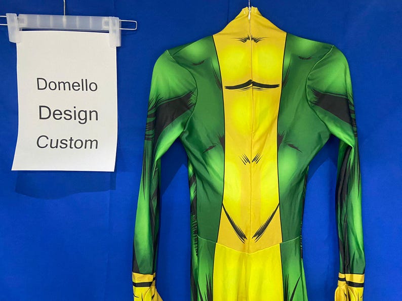 Op de afbeelding: Een groene en gele spandex bodysuit met een zwart ontwerp. De achterkant van de bodysuit heeft een gele streep in het midden.