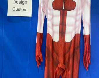 Op de afbeelding: Een rood-wit volledig pak met een honingraatpatroon. Het pak heeft een hoge hals en lange mouwen. Het pak is gemaakt van rekbaar materiaal. Het pak heeft een rood borststuk met een witte streep in het midden. Het pak hangt aan een hanger tegen een blauwe achtergrond. De tekst "Domello Design Custom" is zichtbaar op een wit bord.