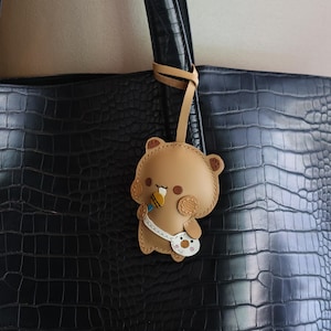 Handgemaakte leren beer sleutelhanger – schattige cartoonbedel in Koreaanse stijl – op Bubu Dudu geïnspireerd cadeau – tasaccessoire – kawaiicadeau voor haar of hem
