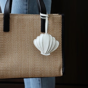Leder Taschenanhänger Muschel – Handgefertigter Muschel Leder Schlüsselanhänger – Geschenk für Muschelliebhaber – Maritimes Strand Accessoire