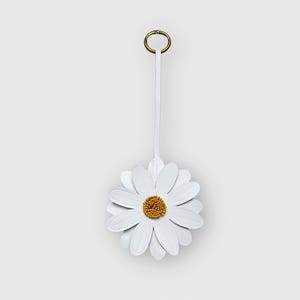Leather Daisy Bag Charm – Handcrafted Flower Keychain, Summer Tote Accessory, Cute Leather Floral Gift, White and Yellow Daisy Purse Charm
