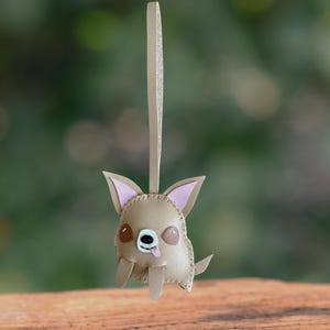 パーソナライズされた手作りの「ブスかわいい」チワワと黒猫のレザーキーホルダー、ハンドメイドバッグチャーム、キーホルダーギフト、ハンドバッグチャーム、ユニークなギフト