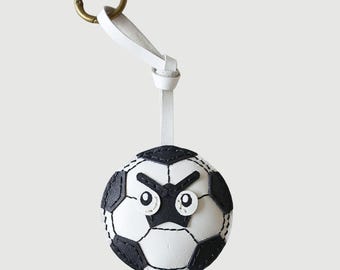 Handgemaakte leren sleutelhanger in de vorm van een voetbal | Sportieve tashanger voor voetbalfans