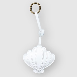 Dijes y llaveros de concha de mar de cuero hechos a mano: Dije de bolso de playa costero