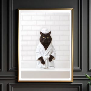 Arte mural de gato para baño: Impresión digital de gato negro en bata, póster de gato para un día de spa, decoración con humor sobre mascotas para baños modernos