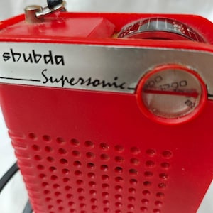 Radio de bolsillo AM transistor supersónica roja vintage modelo SB 611-