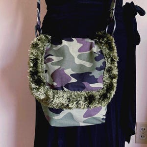 Bolso bandolera pequeño de camuflaje, bolso para teléfono de tela de camuflaje con correa larga, ribete de flecos, lavable, bolso de diario, pieza única, hecho a mano en EE. UU.