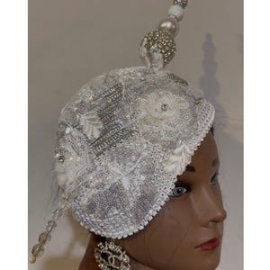 Fascinator van wit en zilverkant