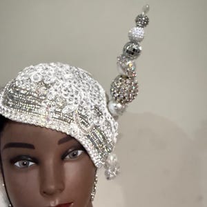 Bibis blanc et argent avec accents de dentelle. En forme de haricot.