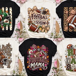 Könnte beinhalten: Eine Kollektion von sechs kurzärmeligen T-Shirts mit verschiedenen grafischen Aufdrucken zum Thema American Football. Die Designs zeigen Footballs, Helme, Schleifen und Schriftzüge wie Football Season, Game Day, Football Mama und Run the Dang Ball.