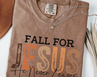 Comfort Colors® Fall For Jesus He Never Leaves-skjorta med tryck, kristen höstskjorta för flickor, söt hösttröja med sliten vintage-tröja och rund hals