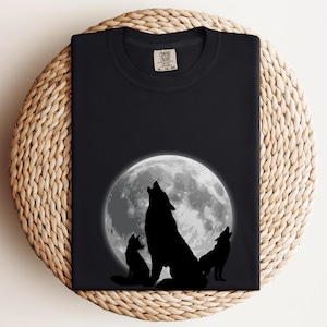 Comfort Colors®Vintage Wolf 90s Graphic Shirt, Wolf Lovers Retro Tee, 2000s Nature Moon Shirt, Nostalgia Unisex Oversize Tee, Cute Wolf Gift