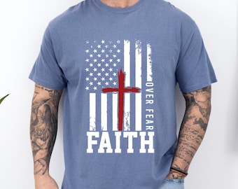 Camiseta Comfort Colors Fe sobre el Miedo, Bandera Americana Cristiana, Cruz de Jesús