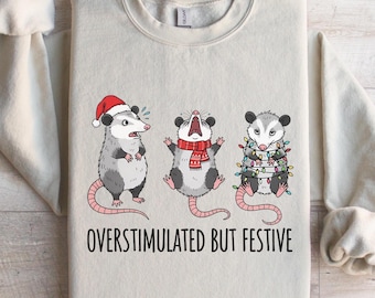 Overgestimuleerd maar feestelijk kersttrui opossum, grappig kerstshirt, kersttrui opossum, cadeau opossum, meme hoodie