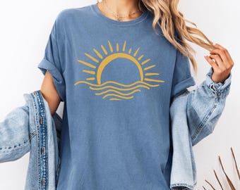 Maglietta minimalista Comfort Colors® Sun Wave, maglietta estiva estetica, maglietta Beach Vibes, maglietta grafica Ocean Sunrise, maglietta Boho Coastal Vacation