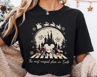 Camiseta navideña de Mickey y sus amigos, camiseta del lugar más mágico de la Tierra, camiseta navideña del Reino Mágico, camiseta del Reino Mágico