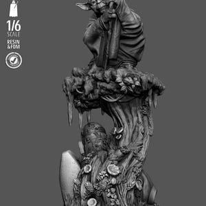 Peut inclure: Une statue grise imprimée en 3D en résine et FDM à l'échelle 1/6 représentant Yoda assis sur une base en forme de souche d'arbre texturée avec des champignons et un droïde. La base porte une plaque STAR WARS YODA et SW3D. Texte TESTED PRESUPPORTED.