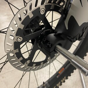 Manitou Dorado Achsadapter 15 mm. Lass dein 15 mm Boost Laufrad in seiner Downhill Gabel mit Leichtigkeit laufen. Bild 3