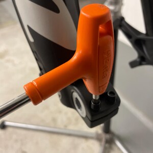 Manitou Dorado Achsadapter 15 mm. Lass dein 15 mm Boost Laufrad in seiner Downhill Gabel mit Leichtigkeit laufen. Bild 4