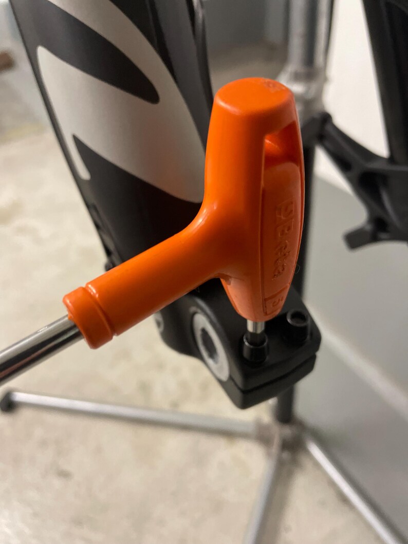 Manitou Dorado Achsadapter 15 mm. Lass dein 15 mm Boost Laufrad in seiner Downhill Gabel mit Leichtigkeit laufen. Bild 4