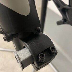 Manitou Dorado Achsadapter 15 mm. Lass dein 15 mm Boost Laufrad in seiner Downhill Gabel mit Leichtigkeit laufen. Bild 5