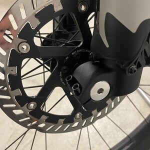 Manitou Dorado Achsadapter 15 mm. Lass dein 15 mm Boost Laufrad in seiner Downhill Gabel mit Leichtigkeit laufen. Bild 2